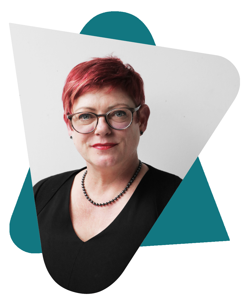 Foto van Els met op de achtergrond een appelblauwzeegroene driehoek in çavaria stijl