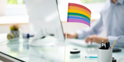pride vlaggetje op een bureau