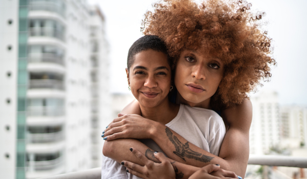 Twee vrouwen in omarming
