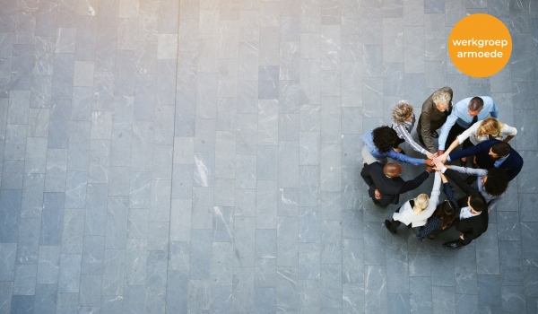 groep mensen in cirkel met handen samen met gele cirkel rechtsboven met tekst armoede in