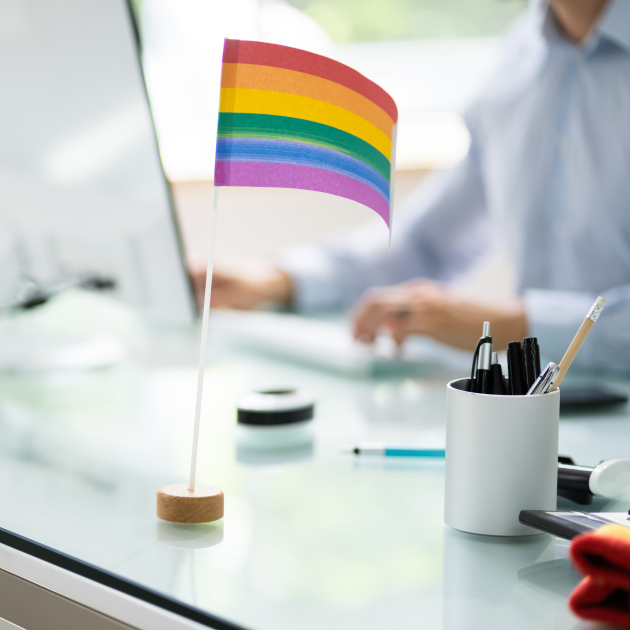 pride vlaggetje op een bureau