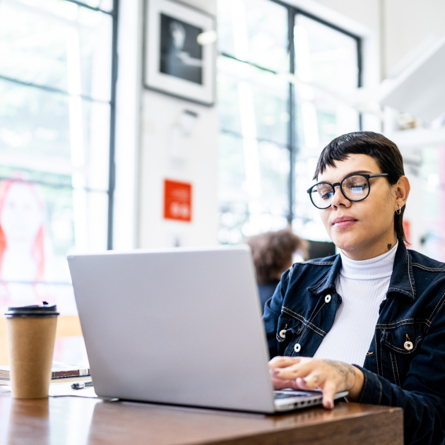 persoon die laptop gebruikt